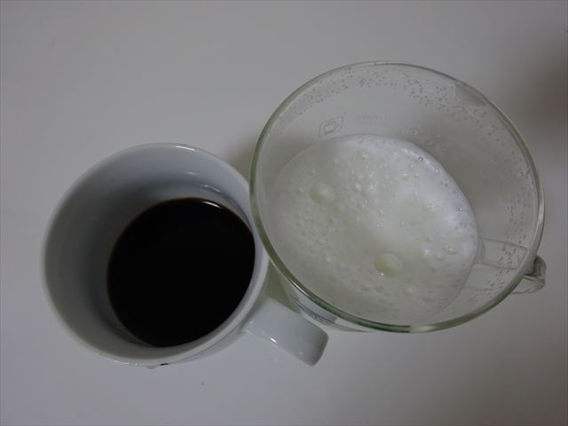 泡立ったミルクとコーヒー